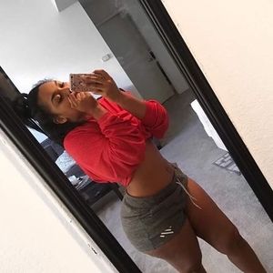 Meet your Posher, Moni